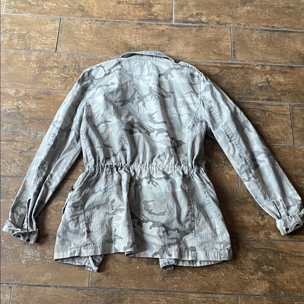 Stylish Camo Women's Jacket. Lily Aldridge Velvet. Size small. Great condition. - Picture 4 of 4